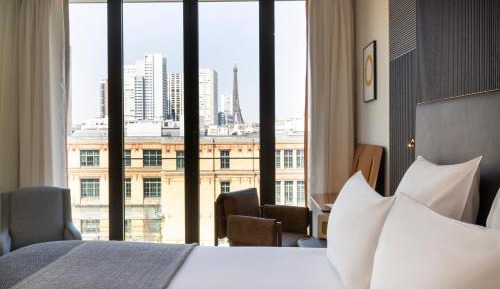 Deluxe Gray Room with Eiffel Tower View