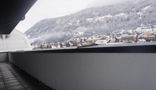 Deluxe Three-Bedroom Apartment with Balcony and Mountain View