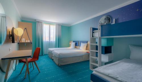 Family Room with Swimming Pool Access