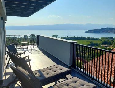 Apartment with Lake View