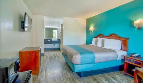 Deluxe King Room - Non-Smoking