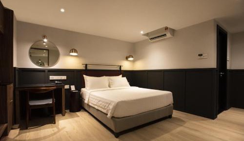 Standard Queen Room (Without Window)