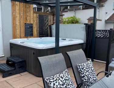 One-Bedroom Cottage With Hot Tub