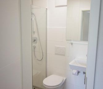 One-Bedroom Apartment with Shower