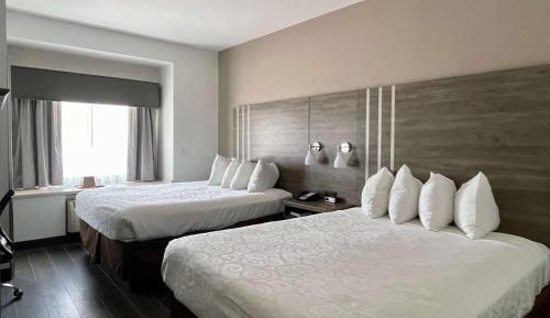 Queen Room with Two Queen Beds and Bath Tub - Disability Access