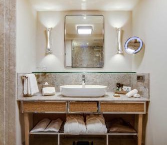 Standard King Courtyard View