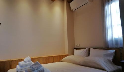Deluxe Double Room (2 Adults + 1 Child)