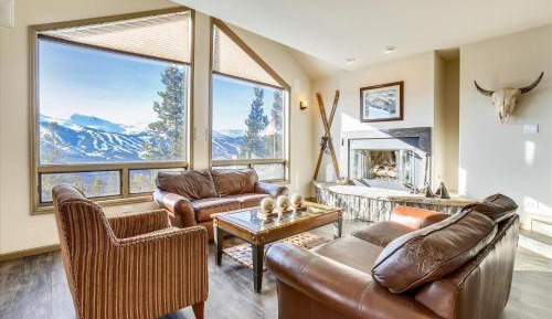 Four-Bedroom Holiday Home