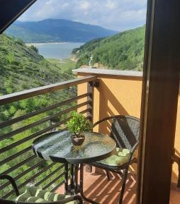 Apartment with Lake View