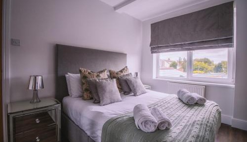 Queen Room with Shared Bathroom