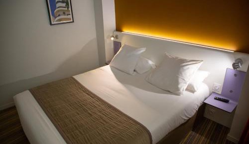 Two-Bedroom Apartment and Lounge Area with Sofa Bed