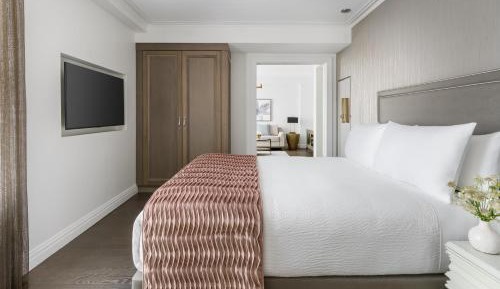 One Bedroom Queen Suite