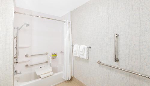 Standard Queen Room with Two Queen Beds and Mobility Accessible Tub