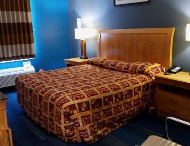 King Room with Roll-In Shower - Mobility Access/Non-Smoking