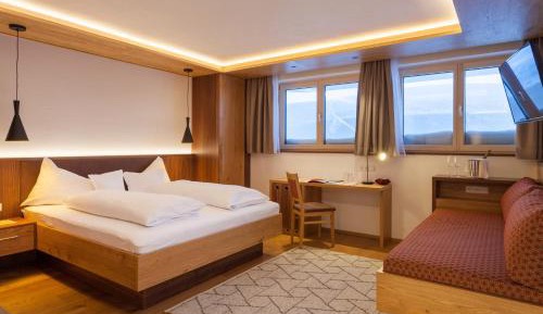 Deluxe Room (2 Adults + 1 Child)