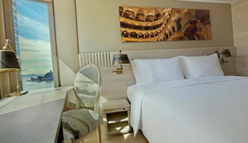 Alex Queen Suite