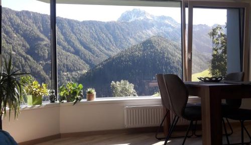 Apartment with Mountain View