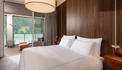 One-Bedroom Suite with Lake View