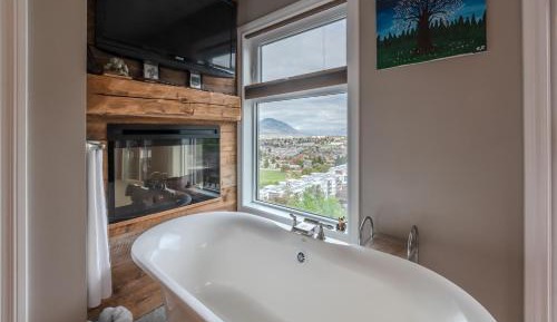 Queen Suite with Spa Bath