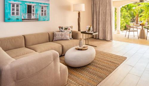 Master Suite With Pool King bed