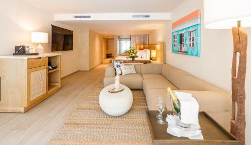 Master Suite with Tropical View King Beds