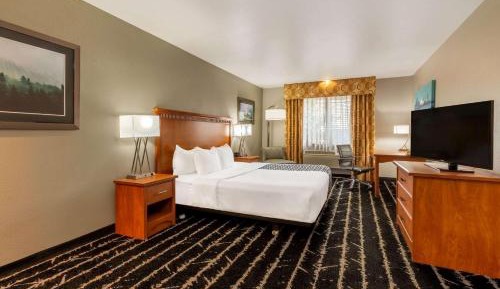 Queen Room with Mobility/Hearing Impaired Access - Non-Smoking