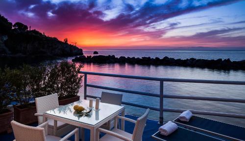 Luxury One-Bedroom Apartment with Sea View