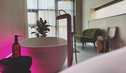 Deluxe King Studio with Bath Tub
