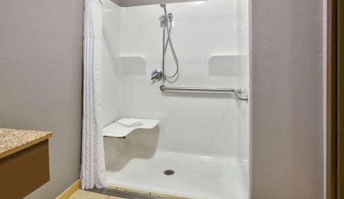 Deluxe King Room with Mobility/Hearing Impaired Access - Non-Smoking