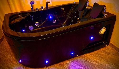 Queen Suite with Spa Bath