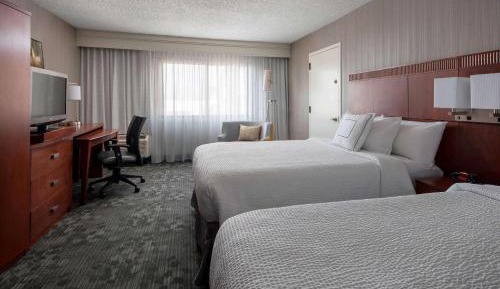 Deluxe Two Doubles with Patio Pool View