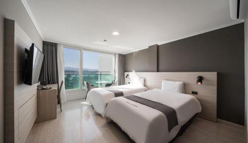 Standard Twin Room with Partial Lake View 