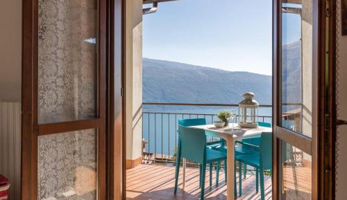 Apartment with Lake View