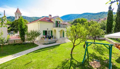 Apartment with Garden View