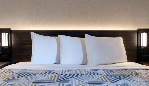 King Room with Roll-in Shower - Disability Access - Non-Smoking