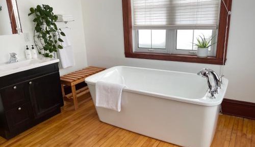 Queen Suite with Spa Bath