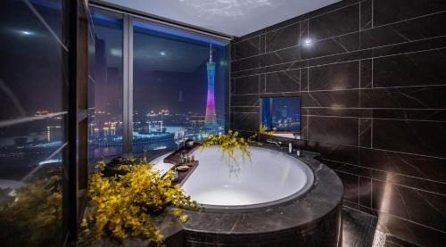 Deluxe Canton Tower River View King Room					