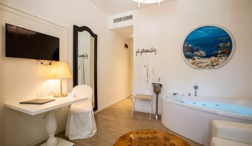 Junior Suite with Pool View