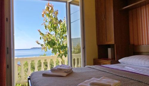 Apartment (2 adults + 2 children) with Terrace and Sea View