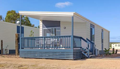 Deluxe 2 Bedroom Beachfront Cabin