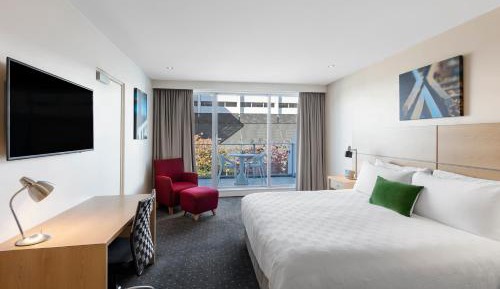 Mountain View King Accessible with Balcony - 1 King bed