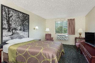 King Room with Bath Tub - Mobility Accessible/Non-Smoking