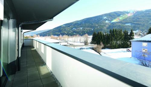 Deluxe Three-Bedroom Apartment with Balcony