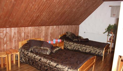 Family Room (6 Adults) with Shared Bathroom