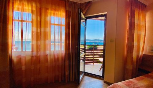 One-Bedroom Suite with Sea View (3 Adults)