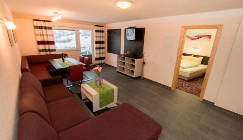 Comfort Three-Bedroom Apartment with Balcony (6-10 Adults)