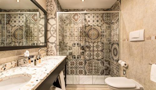 One-Bedroom King Suite with Sofa Bed and Living Area