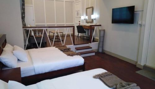Deluxe Queen Suite
