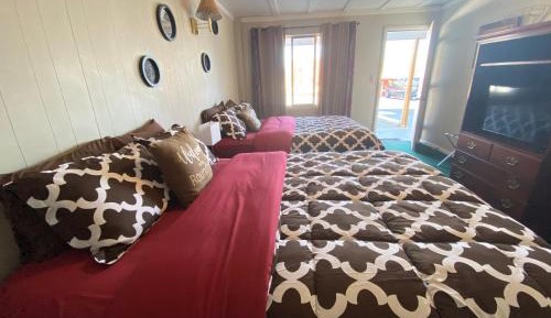 Economy Double Queen Room