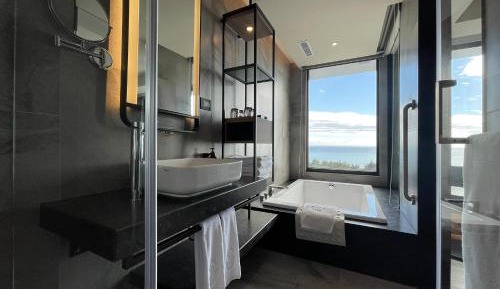 Building Tranquil - Executive Deluxe Family Room with Ocean View